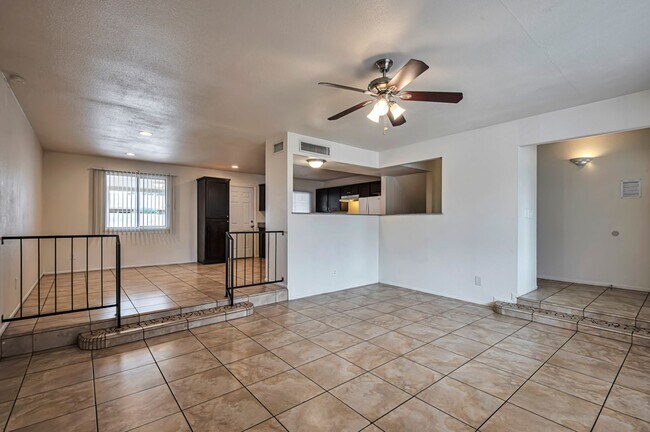 Photo - 1025 E Manhatton Dr