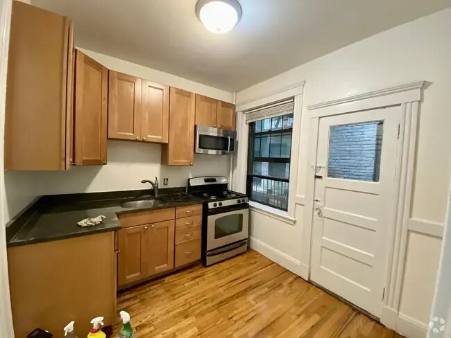 Building Photo - 59 Lanark Rd Unit 2 Rental