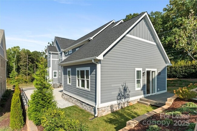 Building Photo - 805 Naples Dr