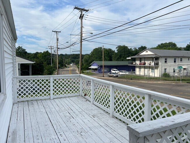 Photo - 2 bed 1 bath house- walking distance to Ho...