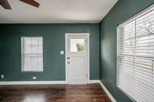 Photo - 4204 Lovejoy St