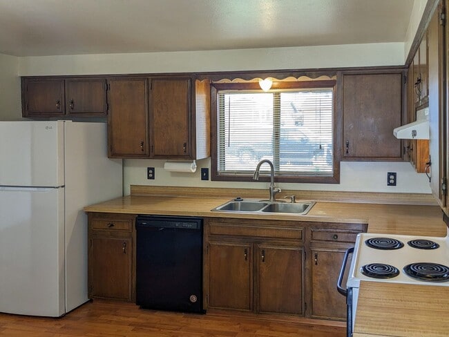Photo - 1613 River Rock Dr NE