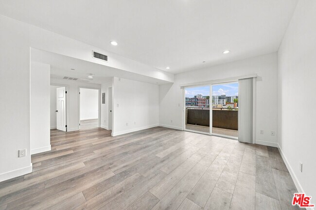 Building Photo - 1029 S Hobart Blvd Unit 303