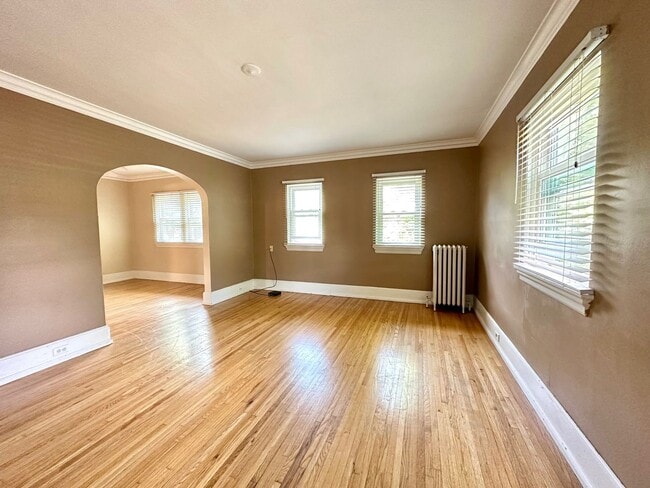 Building Photo - 2320 E 2nd St Unit 2 (Upper)