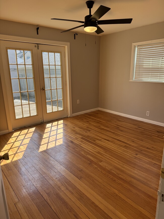 Dormitorio 1 con acceso a la terraza. - 1309 Milwaukee Ave Unidad Apartment A