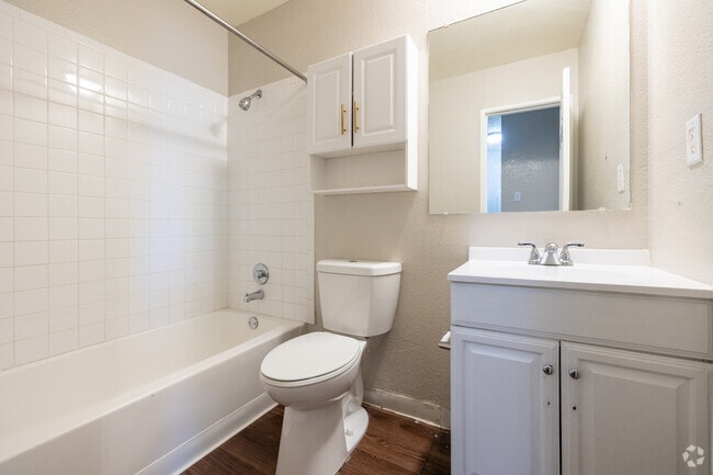 1BR, 1BA - 528SF - Bathroom