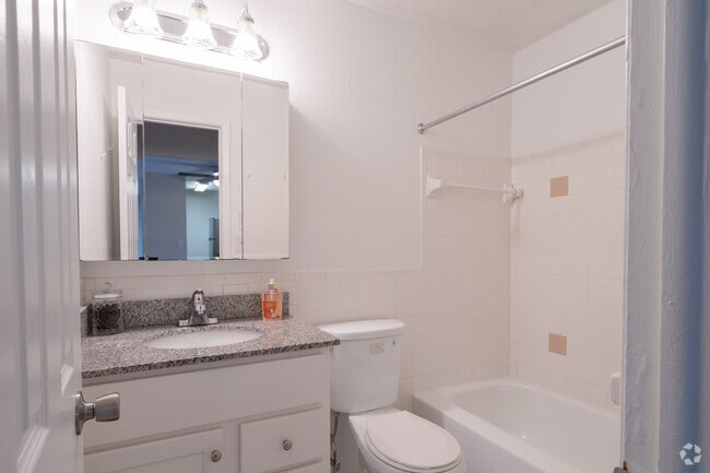 1BR, 1BA - 640 SF - Bathroom