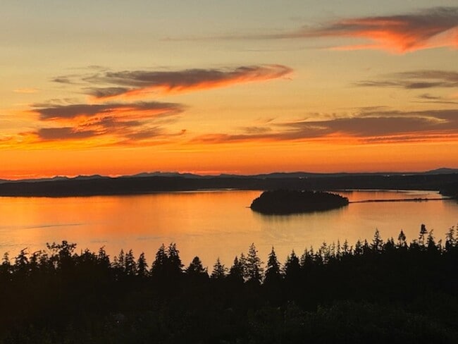 Building Photo - Furnished, Short-Term Camano Island Home w...