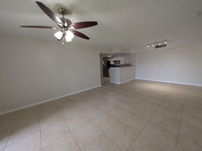 5011 Wiles Rd Unidad 208
