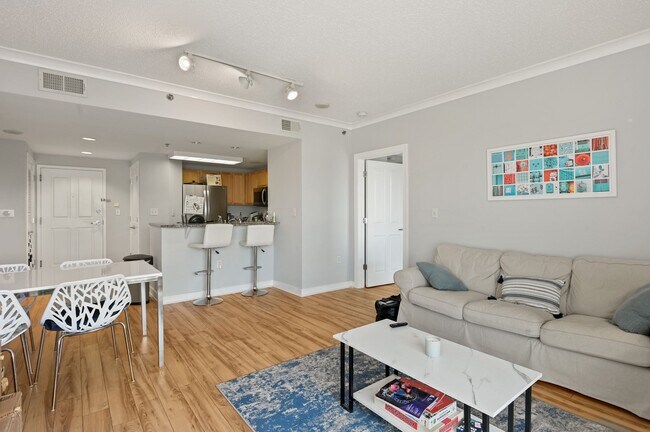 Área de comedor y espacio para taburetes de bar también. - 777 7th St NW Unidad 1014