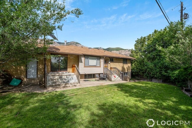 Photo - 1305 Henderson Dr