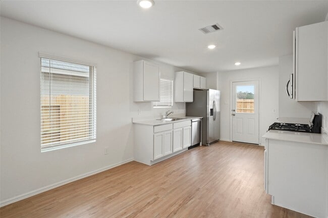 Photo - 1440 Las Cuevas Dr