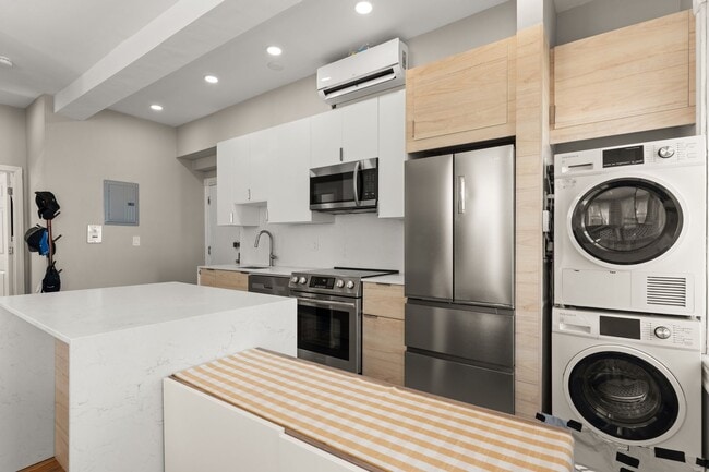 Building Photo - Gorgeous 1-bed/1-bath with Laundry in Unit!