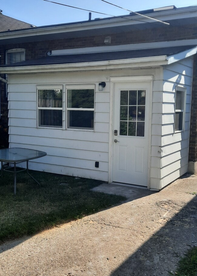 Building Photo - 727 Coxwell Av