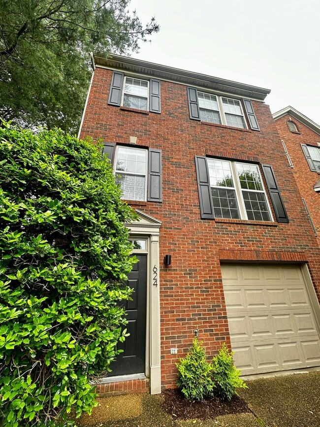 Building Photo - 3 story 3/BR 2.5 BA in the heart of Cool Springs and minutes from the Factory in Franklin!