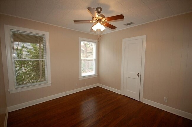 Photo - 907 E 38th St