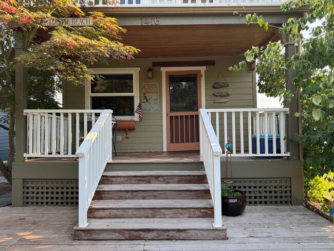 Building Photo - Beach House Short Term Sept-May (includes ...