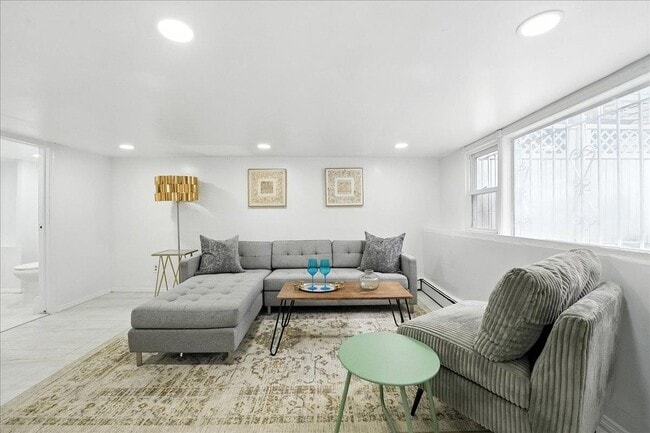 Building Photo - 283 Griffith St Unit Carriage house