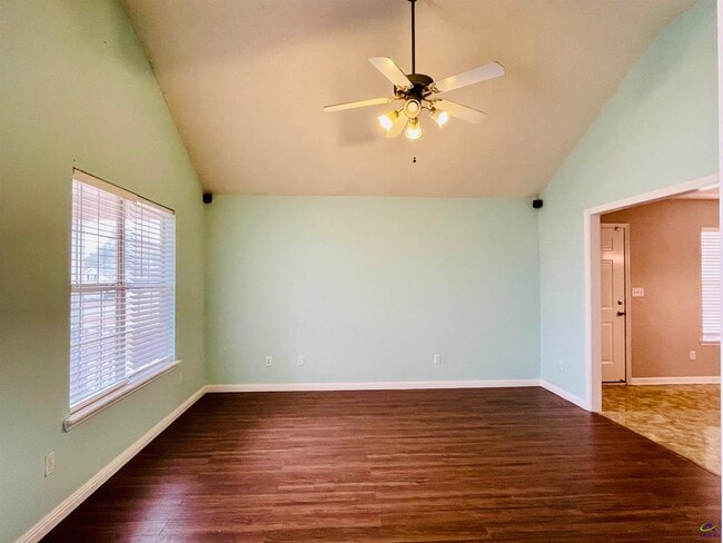 Photo - 113 Larkspur Ln