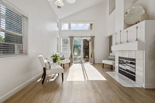 Beautiful natural lighting throughout the home. - 3682 Whispering Creek Cir House