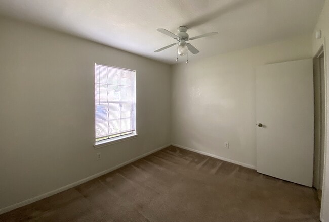 Photo - 4800 Rainbow Cir Unit B