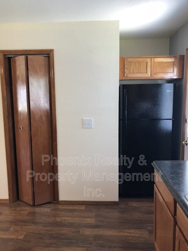 Photo - 806 Sir Galahad Dr