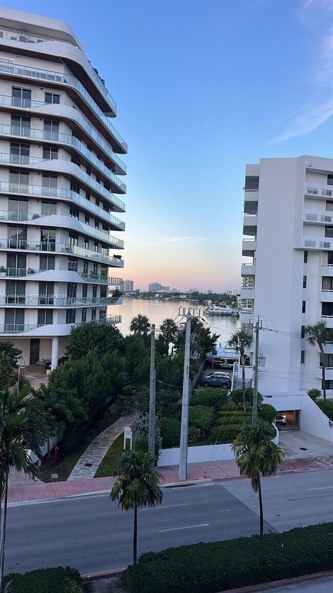 Building Photo - 6801 Indian Creek Dr Unit 509