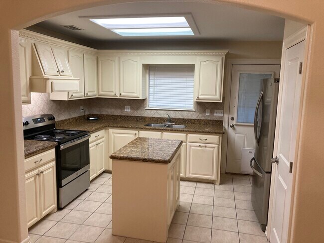 Kitchen - 1805 Treasure Oaks Dr