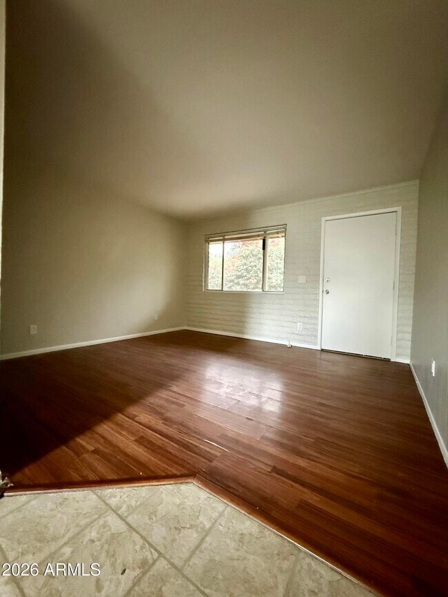 Photo - 825 E 5th St