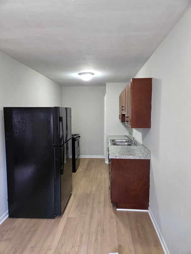 Building Photo - Charming 1Bed/1Bath Apartment with Washer/Dryer Hookups! Unit 30