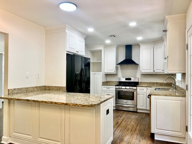Photo - SPACIOUS 4 BEDROOM CLOSE TO MATTHEWS!