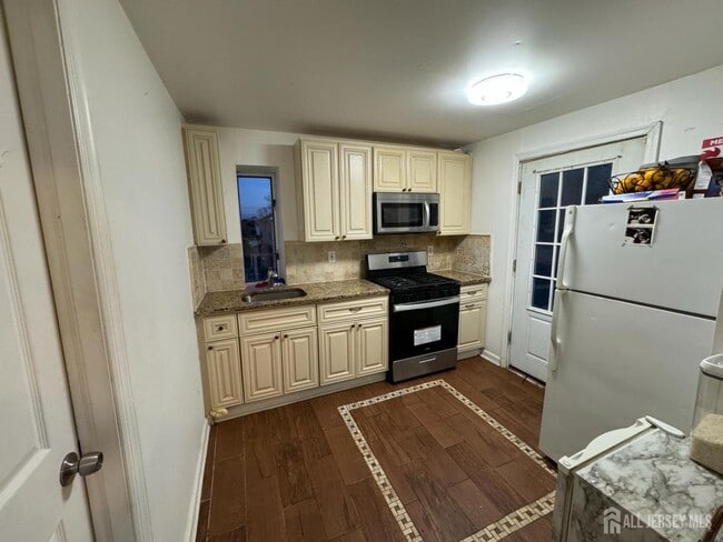 Building Photo - 116 Woodbridge Ave