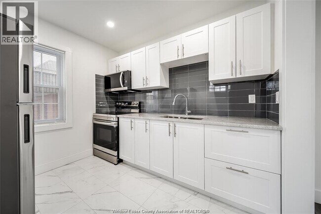 Photo - 1691 Dougall Ave