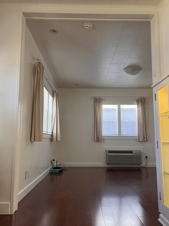 Photo - 118 E Chelan Ave