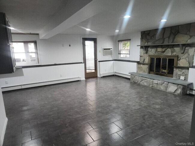 Photo - 147 Connetquot Rd