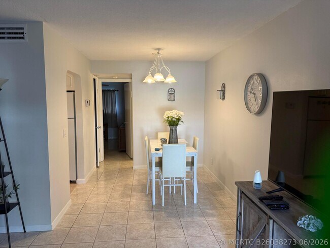 640 Snug Harbor Dr Unit F3