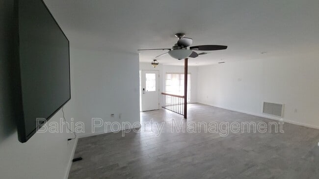 Photo - 215 Meadowcross Dr