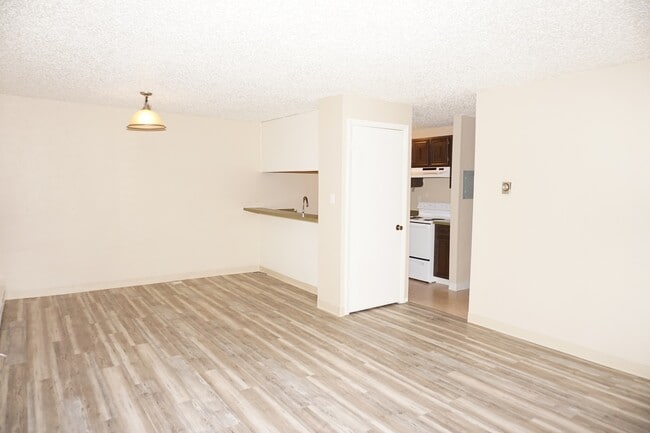 Photo - Spacious 2 Bedroom Condo-SPECIAL PRICING. Unidad #6