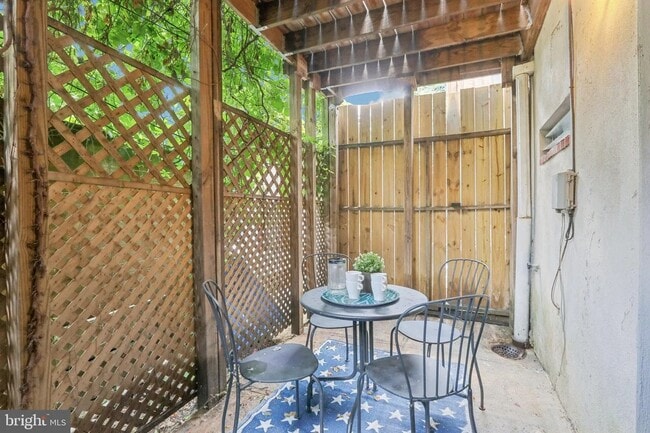 Photo - 2037 North St