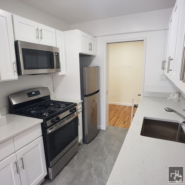 Building Photo - GRAND CENTRAL PARKWAY Unit 5L Rental