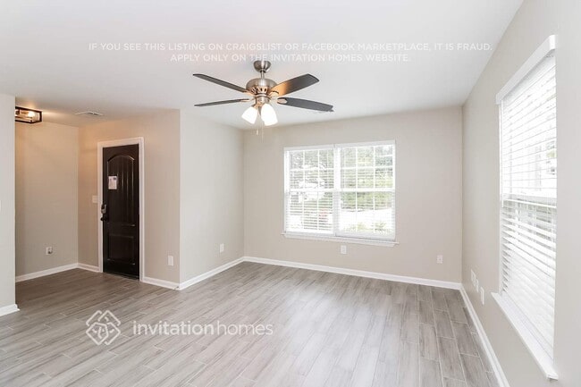 Photo - 406 Village Way