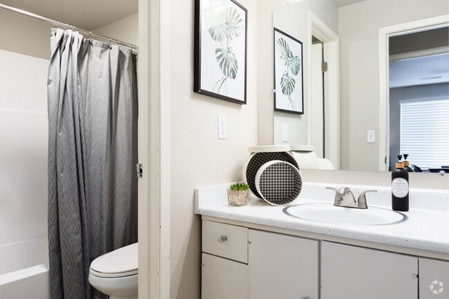 2BR, 1BA - 950SF