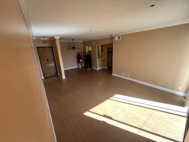 Building Photo - 533 S St Andrews Pl Unit 416