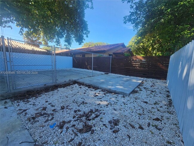 Building Photo - 1726 SW 25th Ave Unit B
