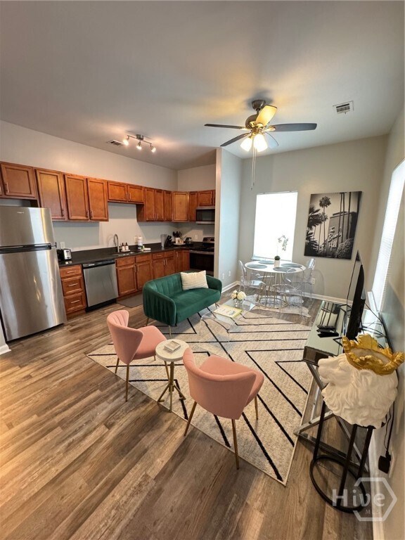 Photo - 323 W 31st St