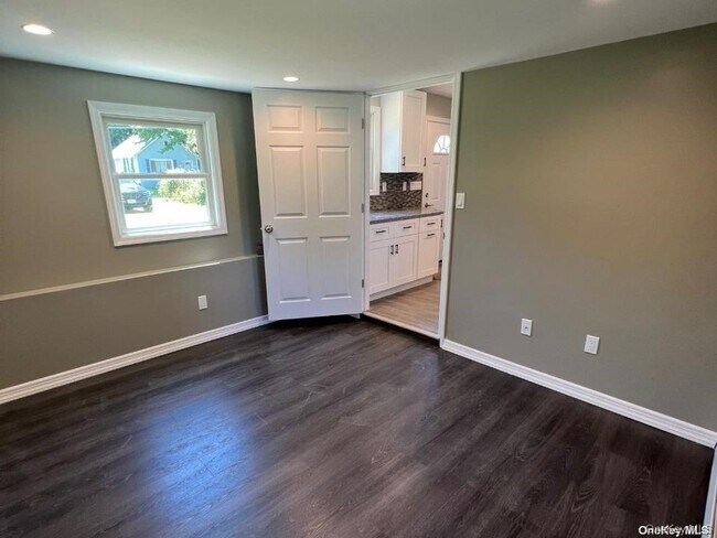 Photo - 253 E 17th St