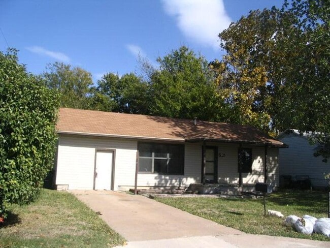 Building Photo - 1301 E Avenue H Rental