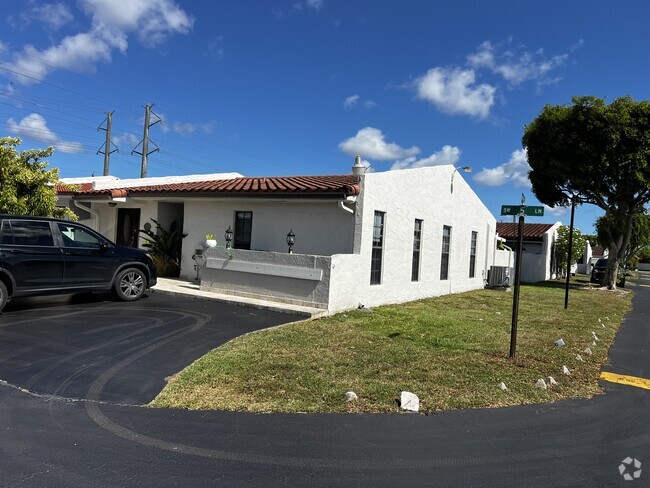 Building Photo - 9466 SW 5th Ln Rental