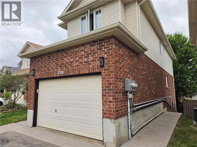 Photo - 709 Windflower Crescent