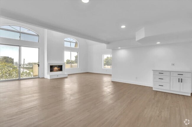 Building Photo - 390 S Sepulveda Blvd Rental
